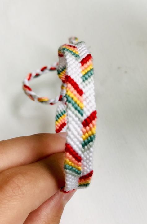 Chevron Friendship Bracelet, Geek Cross Stitch, Chevron Friendship Bracelets, Macrame Bracelet Tutorial, Chevron Bracelet, Friendship Bracelets Tutorial, Summer Bracelets, Candy Stripes, Macrame Tutorial