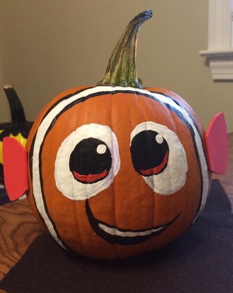 Nemo acrylic painted pumpkin Painting Pumpkins Halloween, Donald Duck Pumpkin, Raccoon Pumpkin Painting, Best Pumpkin Painting Ideas, Pumpkin Painting Ideas Cartoon, Pumpkin Painting Movie Ideas, Pumpkin Painting Ideas Boys, Easy Pumpkin Paintings, Tigger Pumpkin Painting