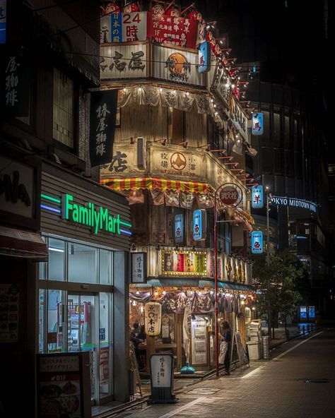 Japanese Convenience Store Aesthetic, 711 Japan, Japan Convenience Store, Japanese Neighborhood, Japan Places To Visit, Family Mart, Tokyo Aesthetic, Streets Of Tokyo, Neon Nights