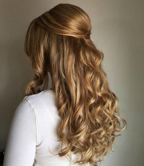 Curly Half Down Formal Bouffant Hairstyle Down Curly Hairstyles, Everyday Curls, Trendy We Fryzurach, Curly Prom Hair, Up Hairdos, Bouffant Hair, Look Formal, Wedding Hairstyles Half Up Half Down, Half Updo