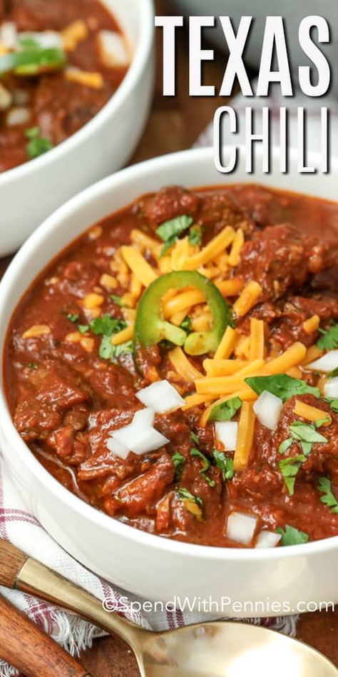 This texas chili recipe is full of beef chuck roast, and delicious spicy, flavors like chipotle peppers and jalapenos. It's the perfect chili dinner and great for cookouts or game day! #spendwithpennies #texaschili #chili #chilirecipe #texas #beefchili #easychili Gameday Food Appetizers, Chuck Roast Chili, Texas Chili Recipe, Chili Recipe Stovetop, Chili Dinner, Delicious Chili Recipe, Beef Chili Recipe, Quinoa Chili, Texas Chili