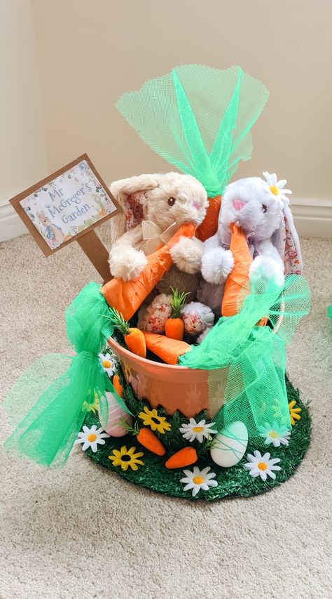 Picture shows a plant pot styled into a hat with two bunnies eating carrots inside. On the outside is fake grass with Easter eggs, carrots and flowers stuck on Easter Bonet Kids, Easter Hat Decorating Ideas, Easter Bonnet Hat Ideas, Easter Bonnets For Kids, Easter Bonnet Hat, Easter Egg Hat Ideas, Crazy Easter Bonnet Ideas, Easter Egg Hat Parade, Kids Easter Hat Ideas