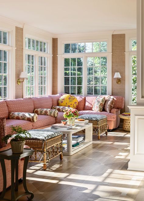 Southhampton Style Home, Sunroom Family Room, Sunroom Furniture, Sunroom Decorating, Home Design Inspiration, L Shaped Couch, Style Deco, Home Trends, Colonial House