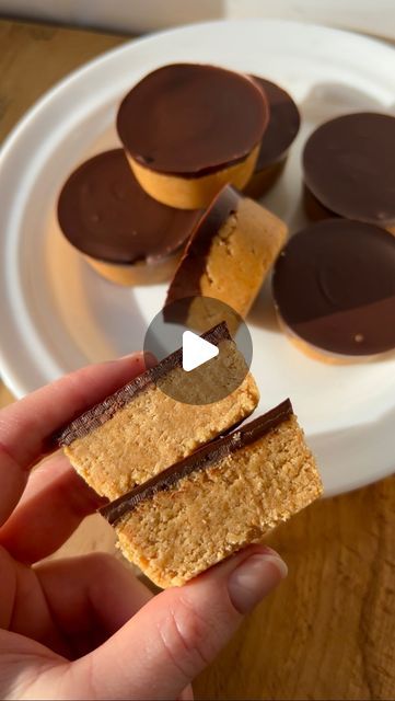 Rachel Hornibrook on Instagram: "PEANUT BUTTER CUPS ✨ 5 ingredients & minimal prep time, these taste just like Reece’s peanut butter cups but a healthier version. The perfect snack to make for the week!

Tag who would love these in the comments & don’t forget to save the recipe for later📌

Follow my page for lots of more easy & delicious recipes 🤌🏻 

50g oats
50g flaked or ground almonds 
5 tbsp smooth peanut butter 
5 tbsp maple syrup 
40g milk or dark chocolate 

Optional ingredient: pinch of salt 

Blitz together the oats, almonds & salt if using. Set aside. Add the peanut butter & maple syrup to a large bowl (that is microwave safe). Microwave for 10-15 seconds. Add the dry ingredients and mix. scoop about 1 tbsp into each of the cups and press down with the back of a teaspoon. Melt Easy Peanut Butter Cups, No Sugar Snacks, Peanut Butter Maple Syrup, Snack To Make, Low Cal Dessert, Healthy Peanut Butter Cups, Smooth Peanut Butter, Healthy Candy, Snacks To Make