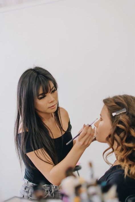 Makeup Artist Doing Makeup, Makeup Artist Attire, Makeup Artists Photoshoot, Makeup Artist Poses, Makeup Artist Headshots Ideas, Makeup Artist Portrait, Branding Photoshoot Makeup Artist, Make Up Artist Branding Photos, Makeup Artist Branding Shoot