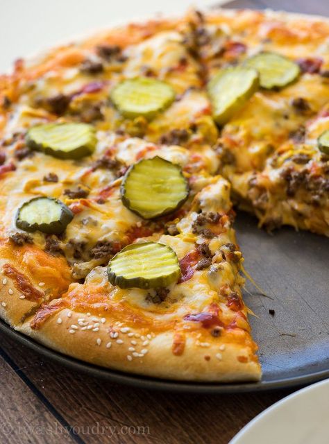 Recipes For Dinner Pizza, Recipes With Pizza Dough, Cheeseburger Pizza, Dinner Pizza, Beef Pizza, Hamburger Pizza, Easy To Make Dinners, Homemade Pickles, Grilled Pizza