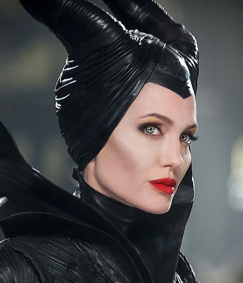 Maleficent Angelina Jolie, Cheekbones Makeup, Makeup Job, Maleficent Halloween Costume, Maleficent Makeup, Maleficent Halloween, Angelina Jolie Makeup, Angelina Jolie Maleficent, Makeup Jobs