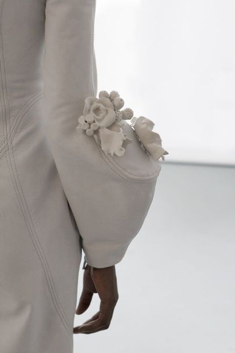 Architectural Fashion, Detail Couture, Sculptural Fashion, Embellishment Details, 3d Fashion, Couture Details, Clothing Details, Architecture Fashion, Mode Inspiration