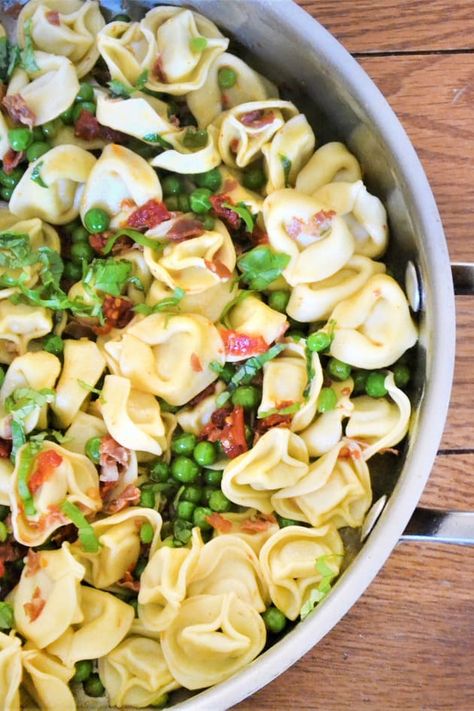 This Tortellini with Peas and Prosciutto dish is one the whole family will love. Plus it comes together in about 20 minutes, so that's a major win. Tortellini With Peas, Peas And Prosciutto, Prosciutto Recipes, Frozen Pasta, Tortellini Recipes, Slim Fast, Creamy Pasta, Easy Weeknight Meals, Tortellini