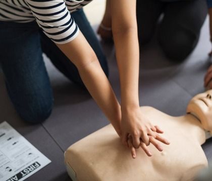 The American Heart Association recently released a statement updating cardiac arrest resuscitation guidelines How To Perform Cpr, Cpr Certification, Workplace Training, First Aid Cpr, Cpr Training, First Aid Course, Emergency First Aid, Nursing Career, American Heart Association