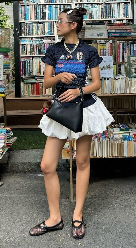 Tokyo Outfit Ideas, Tokyo Outfits Spring, Summer In Japan Outfit, Ole Money Outfit, Tokyo Outfits Summer, Japan Outfits Spring, Art Gallery Date Outfit, Japan Outfit Spring, Taiwan Outfit