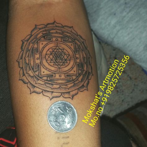 Shree Chakra Tattoo, Sri Chakra Tattoo, Shree Yantra Tattoo, Shri Yantra Tattoo, Sri Yantra Tattoo, Vintage Compass Tattoo, Tattoo Peito, Manifestation Tattoo, Kali Yantra