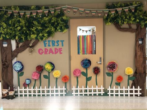 Flower Hallway School, Garden Theme School Hallway, Flower Garden Classroom Door, Flowers For Classroom Decoration, Plant Themed Classroom Door, Flower Classroom Decorations, Flowers Classroom Theme, Growth Classroom Theme, Grow Together Classroom Theme