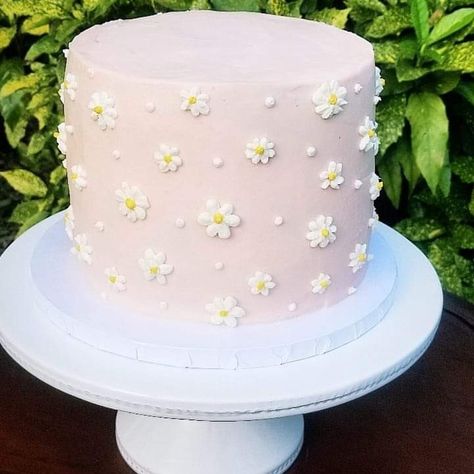 Flower Themed Party Aesthetic, Pink And Yellow Buttercream Cake, Pastel Daisy Cake, Pink Daisy Birthday Cake, Pink Cake With Daisies, First Birthday Cake Daisy, Daisy Rainbow Party, Retro Daisy Cake, Simple Girl Birthday Cakes