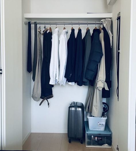 Extreme Minimalism Wardrobe, Extreme Minimalism Aesthetic, Science Boys Room, Minimal Closet Design, Extreme Minimalist Wardrobe, Extreme Minimalist Home, Extreme Minimalism, Minimalist Houses, Minimalism Inspiration