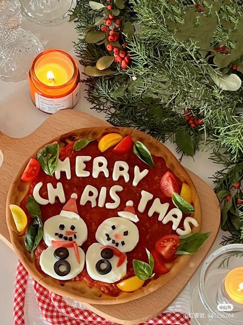 🎄☃️🔔 ☆.。.:*・🎄☃️🔔 ☆.。 Christmas Party Friends, Christmas Food Photography, Christmas Pizza, Pizza Christmas, Christmas Cake Pops, Real Christmas, Christmas Feeling, Warm Christmas, Christmas Wonderland