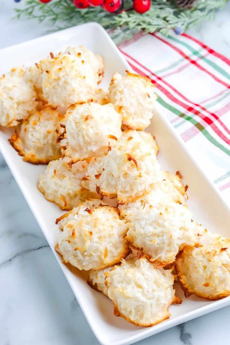 Christmas Coconut Macaroons, Best Coconut Macaroons Recipe, Coconut Macaroons Recipe Gluten Free, Macaroons Recipe Easy, Coconut Christmas Cookies, Coconut Macaroons With Condensed Milk, Coconut Cookies Easy, Coconut Macaroon Cookies Recipes, Macaroons Coconut