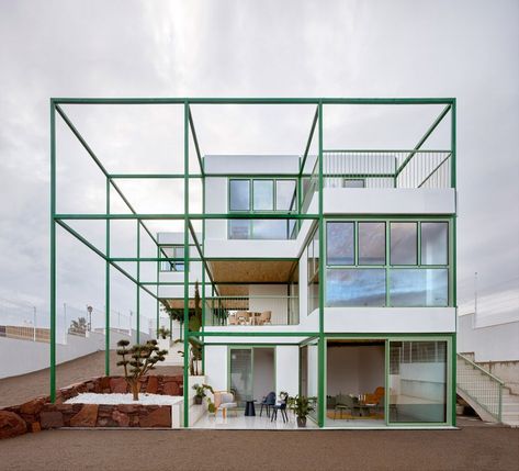 A green steel frame and shallow arched ceilings form the structure of Space Popular's geometric Brick Vault House in Valencia, Spain. Brick Vault, Balayage Ombré, Concrete Stairs, Suburban House, Space Frame, Structure Architecture, Building Structure, House Entrance, Steel Structure