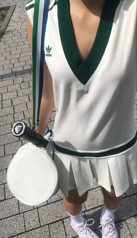 Badminton Girls Outfit, Squash Game, Mode Tennis, Tennis Court Photoshoot, Modest Workout, Gym Ootd, Tennis Girl, Pilates Outfit, Tennis Outfits