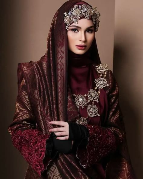 Malay Traditional Clothes Women, Classic Malay Outfit, Melayu Klasik Outfit, Klasik Melayu Wedding, Malaysia Traditional Clothes, Malay Wedding Dress Songket, Wedding Dress Songket, Traditional Malay Wedding Dress, Traditional Outfits Malaysia