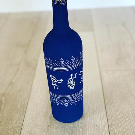 dark blue wine bottle design Bottles Painting, Glass Art Painting, Glass Art Ideas, Bottle Top Art, Warli Painting, Vintage Wine Glass, Painted Glass Bottles, Hand Painted Wine Bottles, Painted Bottles