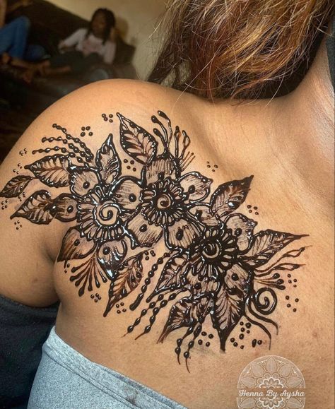 Henna Designs On Chest, Henna On Collar Bone, Henna Collar Bone, Chest Henna, Neck Henna, Henna Chest, Shoulder Henna, Body Henna, Cute Henna Designs