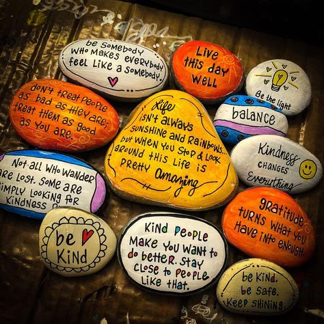 KINDNESS rocks CATSKILL 🎨❤️ on Instagram: “Be somebody who makes everybody feel like a somebody . . . #kindnessrockscatskill #thekindnessrocksproject #kindnessrocks #arteveryday…” Kindness Rock Garden, Madhubani Designs, Painted Stones Ideas, Rock Games, Rock Garden Ideas, Kindness Projects, Stone Art Painting, Painted Rocks Kids, Cute Inspirational Quotes