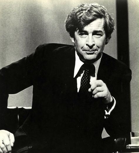 Dave Allen at Large. Used to like his shows in the 70's and can still hear the catchy theme music. Dave Allen, Childhood Memories 70s, Classic Comedies, Classic Television, British Comedy, Old Shows, Old Tv Shows, Vintage Tv, British Tv