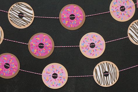 Donut-Garland-7 Donut Theme Bulletin Board, Diy Donut Decor, Diy Donut Party Decorations, Diy Donut Decorations, Donut Garland, Donut Diy, Donut Decor, Doughnut Party, Diy Donut