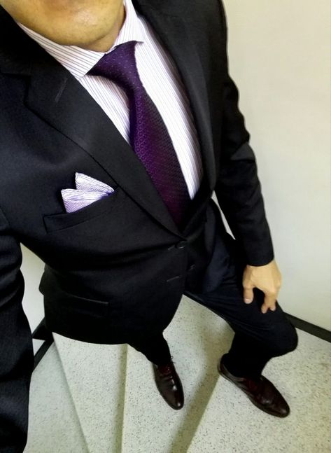 Traje negro. Camisa lila (patrón) Corbata morada. Zapato vino tinto. Groomsmen Dress, Lawyer Outfit, Suits Men, Wedding Suits Men, Purple Wedding, Blue Suit, Wedding Groom, Men Clothing, Outfits Ideas