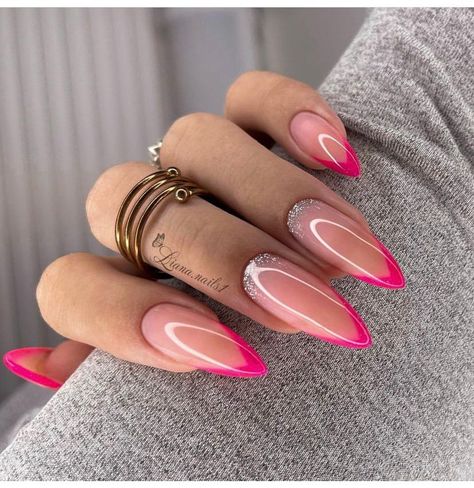 Magenta Almond Nails, Black And Pink Almond Nails, Nail Art Fucsia, French Fucsia, Bright Pink Almond Nails, Hot Pink Almond Nails, Nails Fucsia, Fucsia Nails, Fuschia Nails