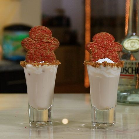 If you've never tried these Drunken Gingerbread Man Shots, you're missing out on one of the best boozy treats in existence. These mind blowing dessert shooters combine Irish cream, Goldschläger, and Butterscotch Schnapps, and taste like pure heaven. Garnish with caramel syrup, ginger bread cookies, and whipped cream to maximize the dopamine rush in your brain. Birthday Cake Shots, Shots Alcohol Recipes, Boozy Treats, Shooter Recipes, Christmas Shots, 31 Party, Dessert Shooters, Dessert Shots, Bread Cookies