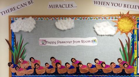 Passover bulletin board for my class~ look at all my baby Moses's! Passover Bulletin Board Ideas, Seder Plate Craft Preschool, Passover Classroom Decorations, Jewish Classroom Decor, Passover Crafts Preschool, Passover Reggio Preschool, Pesach Preschool Activities, Pesach Preschool, Passover Activities