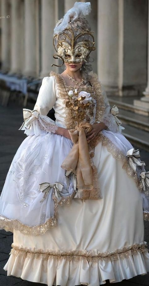 Venetian Costumes, 19th Century Dress, Venice Carnivale, Masquerade Prom, Masquerade Outfit, Venice Carnival Costumes, Carnival Fashion, Costume Carnaval, Venice Mask