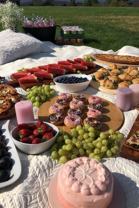 Picnic Date Food, Sommer Mad, Lots Of Food, Picnic Inspiration, Date Recipes, Picnic Birthday, Makanan Diet, Picnic Date, Think Food