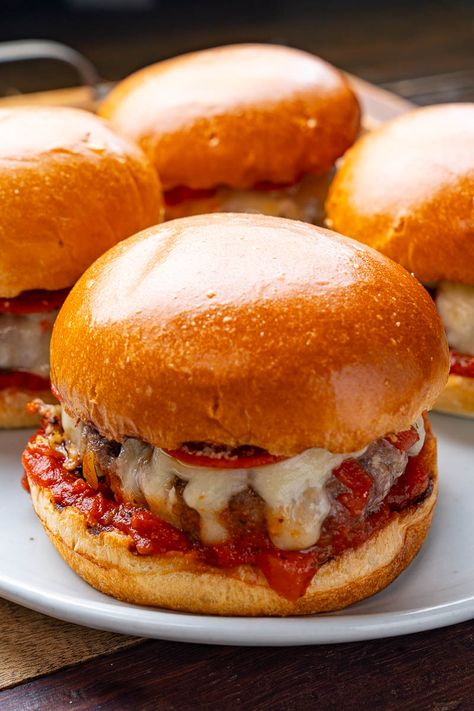 Pepperoni Pizza Burger Mini Pizza Burgers, Pepperoni Burger, Pizza Burgers Recipe, Pepperoni Pizza Casserole, Burger Cake, Bacon Cauliflower, Best Sandwich Recipes, Pizza Burger, Onion Burger