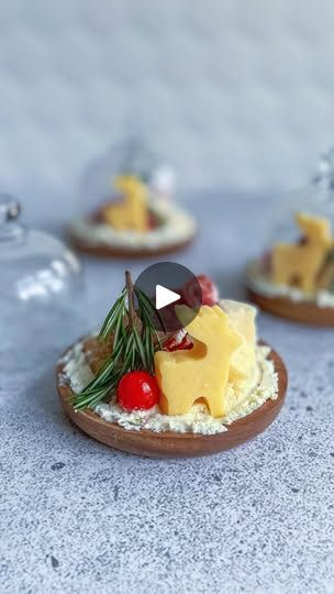 Snowglobe Charcuterie, Charcuterie Snow Globe, Snow Globe Charcuterie, Snowglobe Cupcakes, Butter Board, Food Savory, Christmas Delights, Food Boards, Cheese And Crackers