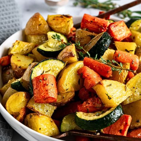 Easy One-Pan Garlic Herb Roasted Potatoes, Carrots, & Zucchini - Yummy and fully Zucchini Carrots Potatoes, Garlic Herb Roasted Potatoes Carrots And Zucchini Recipe, Baked Veggies Oven, Roasted Potatoes And Zucchini, Chicken Nacho Dip, November Dinners, Baking Meals, Garlic Herb Roasted Potatoes, Roasted Potatoes Carrots