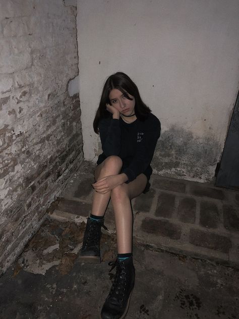 grunge girl | grunge aesthetic | bad girl | grunge outfit | Rock Poses Photo Ideas, Grunge Photoshoot Poses, Grunge Aesthetic Photoshoot, Grunge Photo Shoot, Grunge Teen Aesthetic, Grunge Poses Photography, Grunge Instagram Pictures, Grunge Picture Ideas, Grunge Photo Ideas