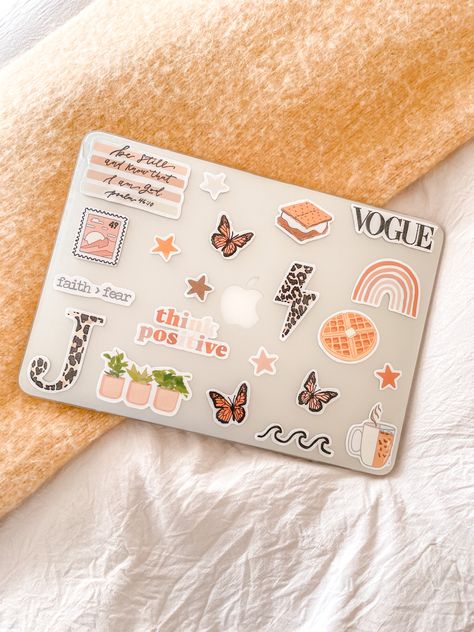 Laptop Diy Decoration, Laptop Decoration Ideas Aesthetic, Cute Ways To Decorate Your Laptop, Computer Decoration Ideas Stickers, Stickered Laptop, Short French Quotes, Laptop Covered In Stickers, Laptop With Stickers Aesthetic, Macbook Stickers Ideas