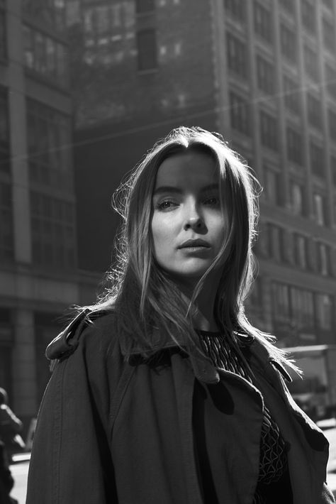 Black and white photograph of Jodie Comer 2017 for MONROWE Magazine. The White Princess, City Shoot, Street Portrait, Jodie Comer, Black And White Film, Street Fashion Photography, Black And White Portraits, Jolie Photo, Street Photo