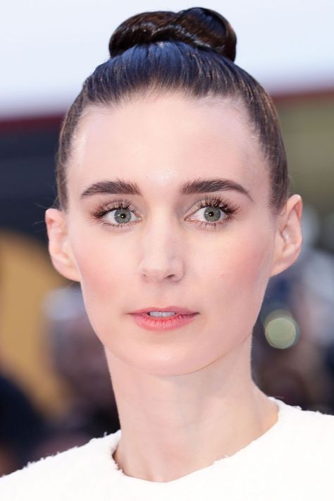 Small Features Face, Small Mouth Woman, Small Mouth Makeup, Small Lips Aesthetic, Lip References, Slicked Hair, Brown Hair Green Eyes, Small Mouth, Red Carpet Hair