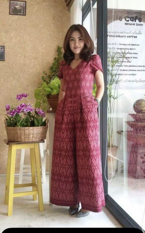 Ikat Dress Maxi, Batik Jumpsuit, Ikkat Dresses, Simple Kurta Designs, Designer Kurti Patterns, Look Formal, Casual Indian Fashion, Thai Silk, Long Dress Design