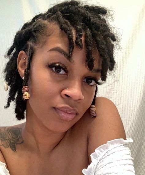 Hairstyles For Short Locs, Locs Styles Short, Locs For Women, Locs With Loose Ends, Afro Punk Outfits, Short Dreadlocks, Loc Goddess, Dreads Styles For Women, Short Dreadlocks Styles