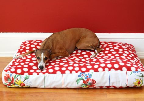 DIY Doggy Duvet Bed With a Vintage Tablecloth and Fleece - My So Called Crafty Life Dog Bed Sewing Pattern, Duvet Bed, Diy Dog Crate, Dog Crate Cover, Crate Cover, Diy Dog Bed, Old Pillows, Covered Dog Bed, Pet Ideas