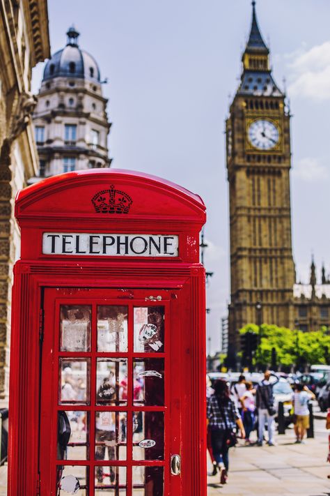 London is beyond beautiful and there is so much to do in this buzzing city. Check out Polkadot Passport's Top 10 Must-Do's in London to get inspired! Big Ben Clock, Red Telephone, London Baby, Telephone Booth, Phone Booth, England And Scotland, London Town, London Eye, Clock Tower