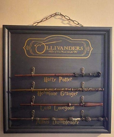 Movie Themed Bedroom Ideas, Harry Potter Aesthetic Halloween, Harry Potter Fish Tank, Harry Potter Entryway Decor, Harry Potter Craft Room, Wand Display Harry Potter, Harry Potter Decorations Room, Harry Potter Bedroom Decor Ideas, Harry Potter Gallery Wall