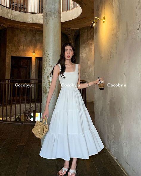 Korean Summer Outfits Dress, Floral Dress Outfits, Korean Summer Outfits, White Long Skirt, Cute Modest Outfits, Korean Casual Outfits, Modern Accessories, Queen Dress, Korean Fashion Dress