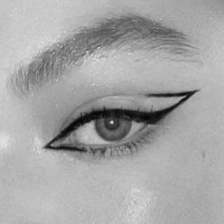 White Line Makeup, Eyeliner Styles Easy, Black Eyeliner Aesthetic, Eyeliner Styles For Big Eyes, Eyeliner Inspo Aesthetic, Eyeliner Ideas Aesthetic, Make Up Artistique, Mod Eyeliner, Eyeliner Styles Aesthetic