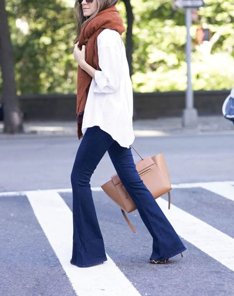 How to Wear Flare Jeans - PureWow Flare Jean Outfit, Flare Jeans Outfit, Looks Jeans, Look Jean, Fall Jeans, Elegante Casual, Outfit Jeans, Jeans Outfit, Fall Winter Outfits